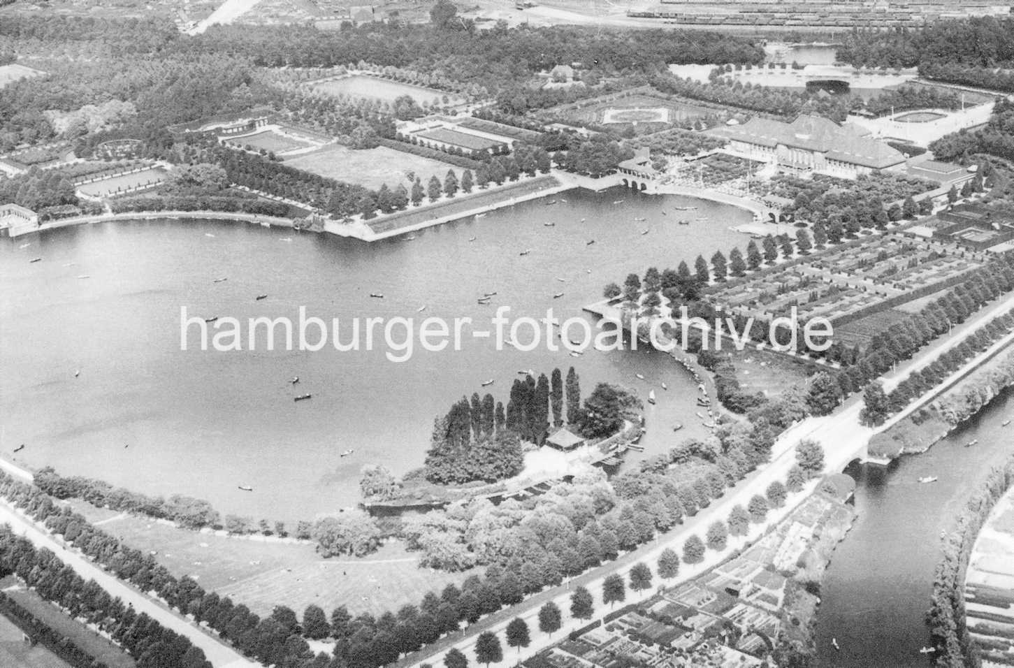 X37748848 Historische Luftaufnahme vom Stadtparksee im Hamburger Stadtpark.  | Liebesinsel - Stadtpark Hamburg Winterhude.
